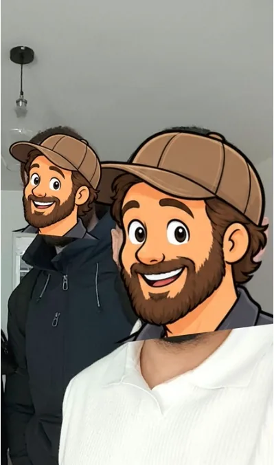 Jean-Patrick et Romain côte à côte, leurs visages remplacés par celui de la mascotte